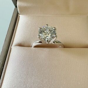 Brand new lab grown diamond ring